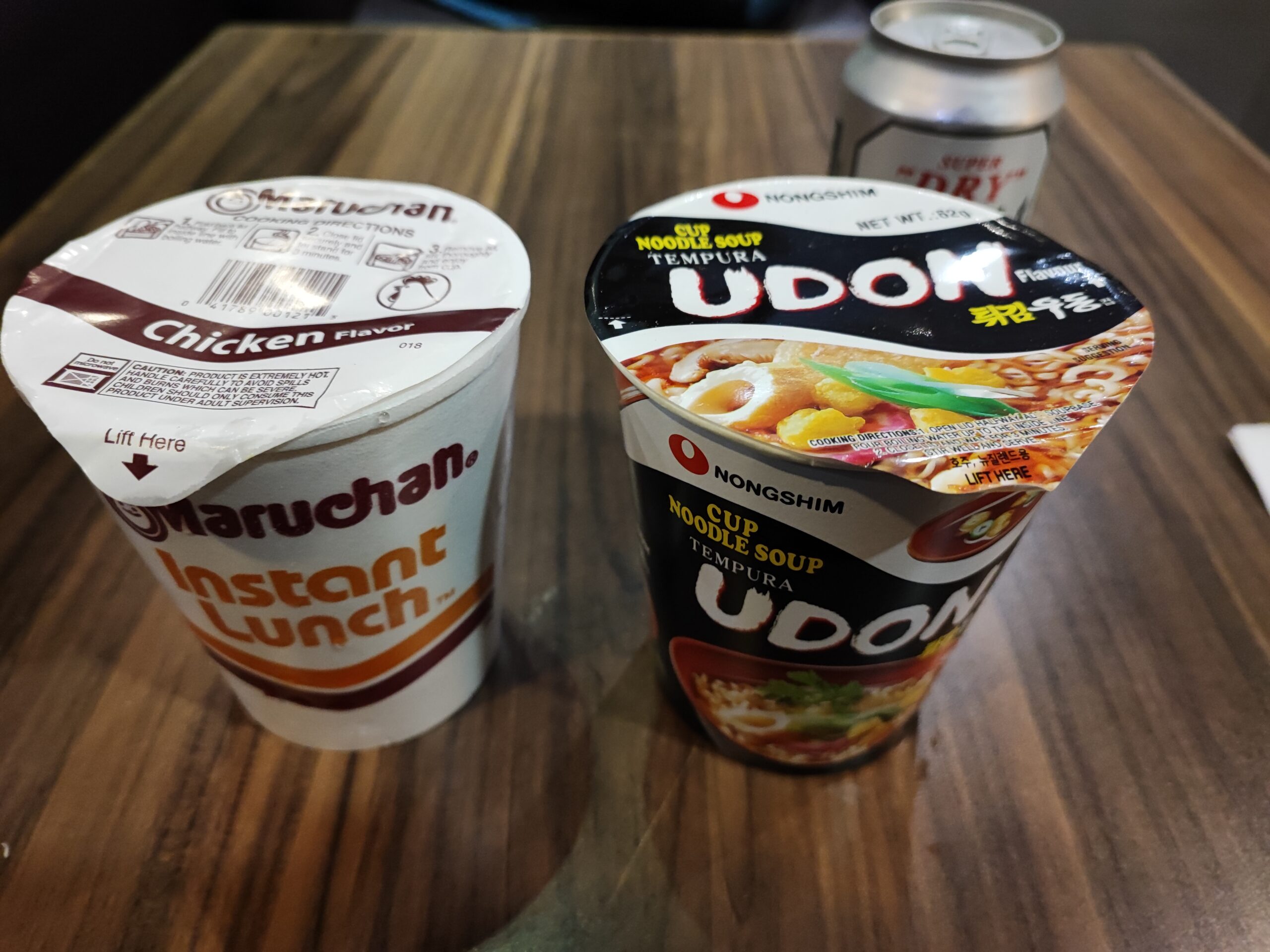 Sagan Bisita Loungeのカップ麺と軽食