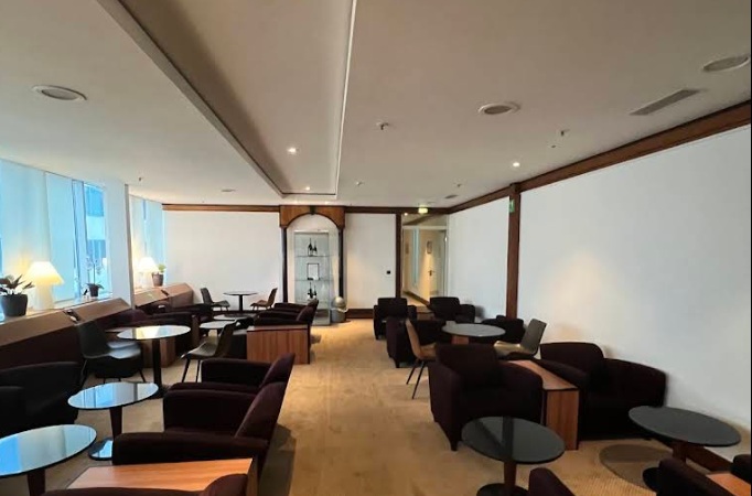 LuxxLoungeのラウンジ内部（落ち着いた木目調インテリア）
