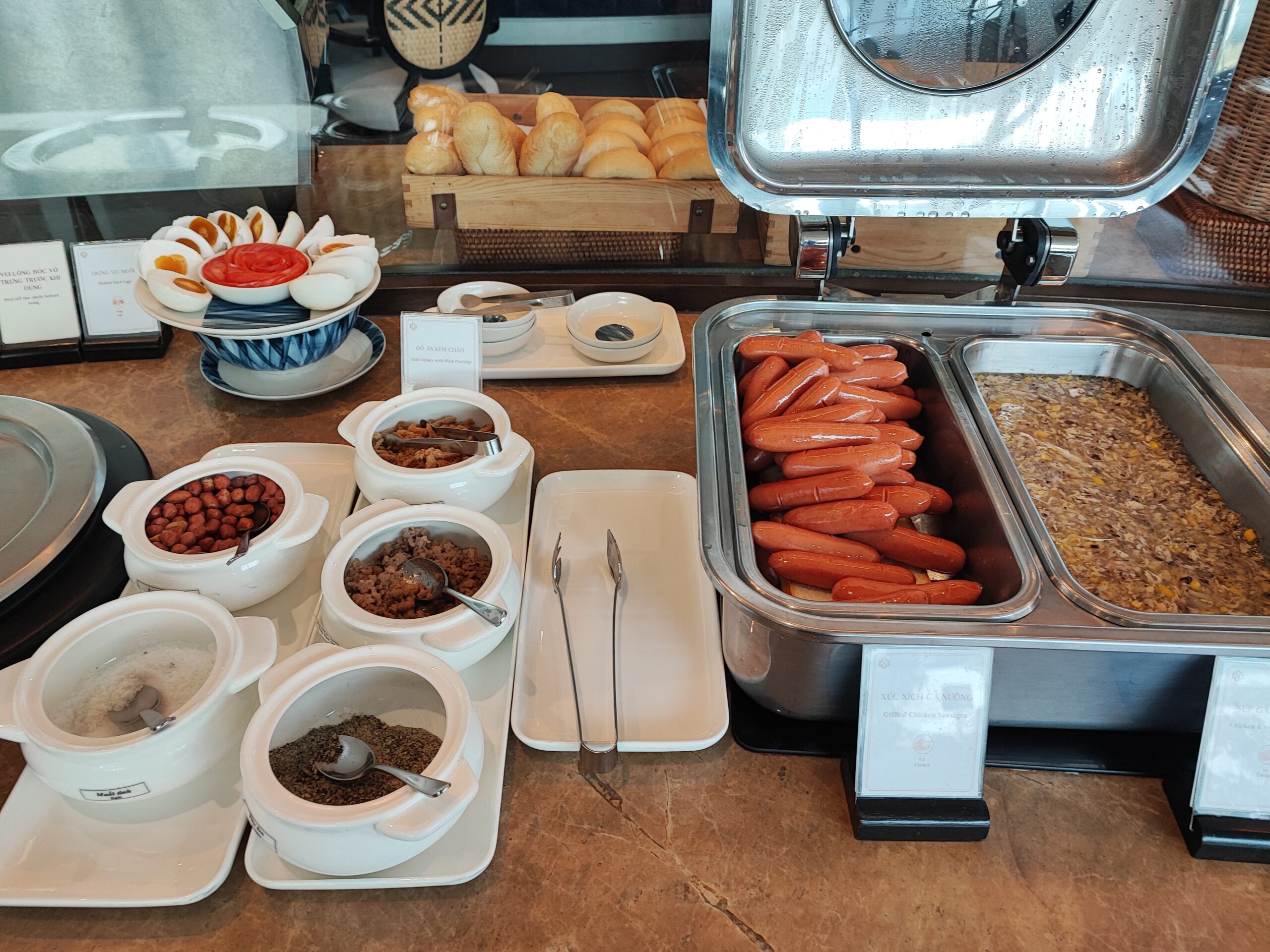 SH Premium Loungeの食事エリア