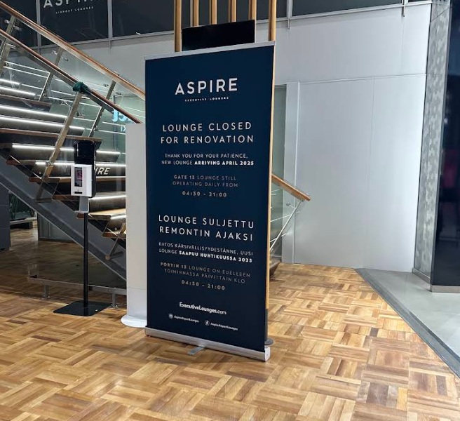 ヘルシンキ Aspire Lounge 内装 赤いソファ