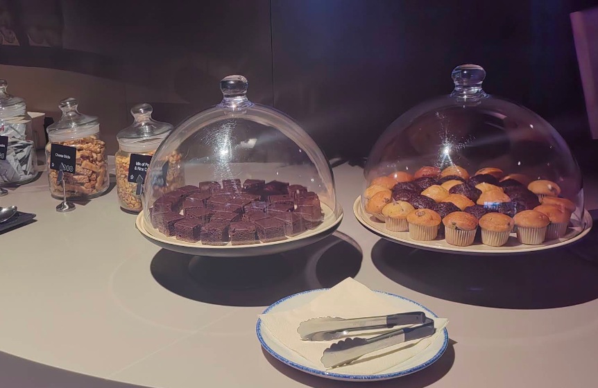 Aspire Lounge No.26のスイーツコーナー（マフィン・ブラウニー）