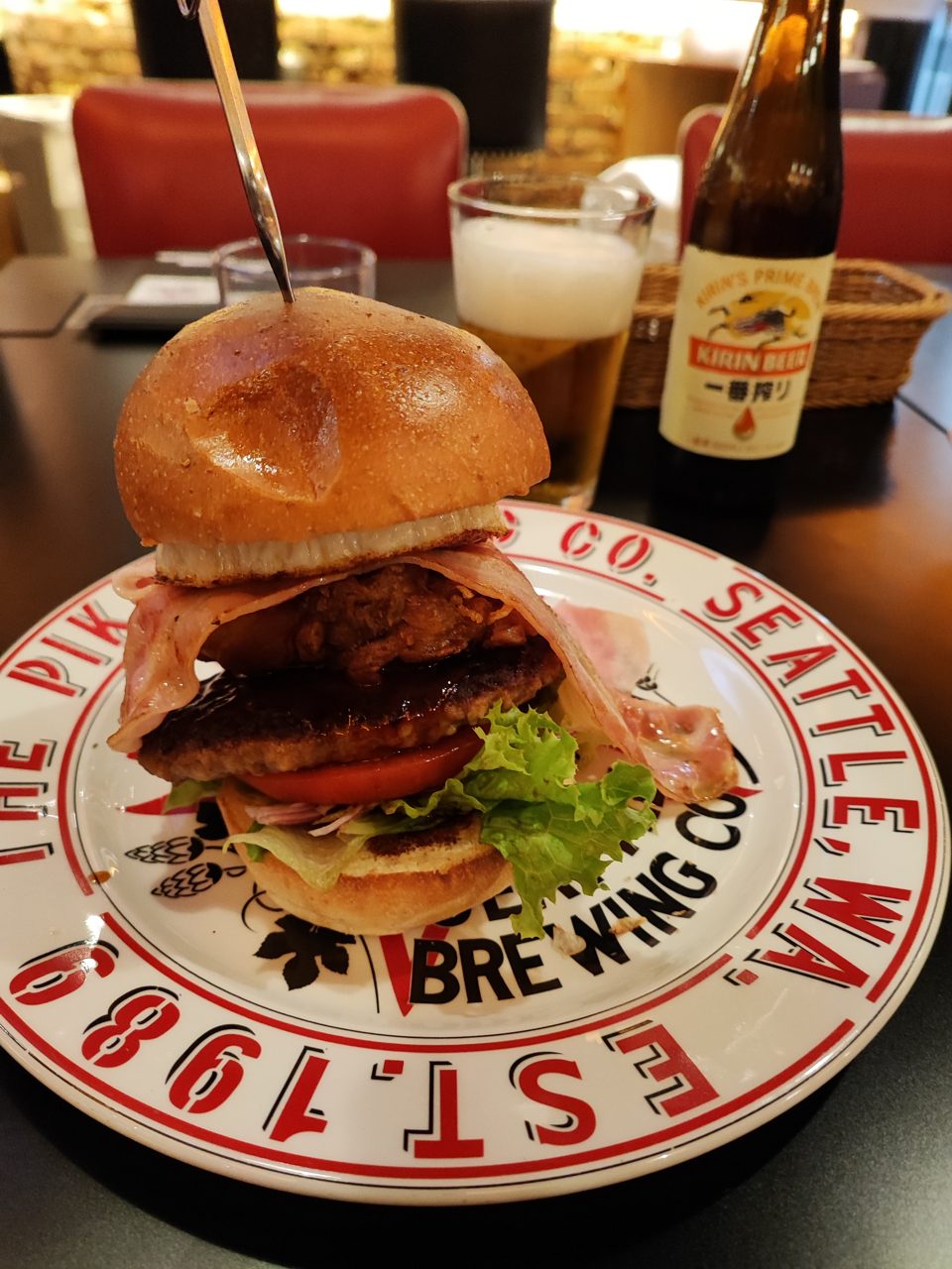 PIKEのロゴ入りプレートに載ったハンバーガーとビール