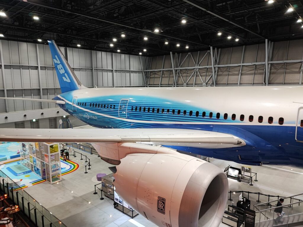 中部国際空港 PIKE BREWING プライオリティパス 隣に展示されたボーイング787
