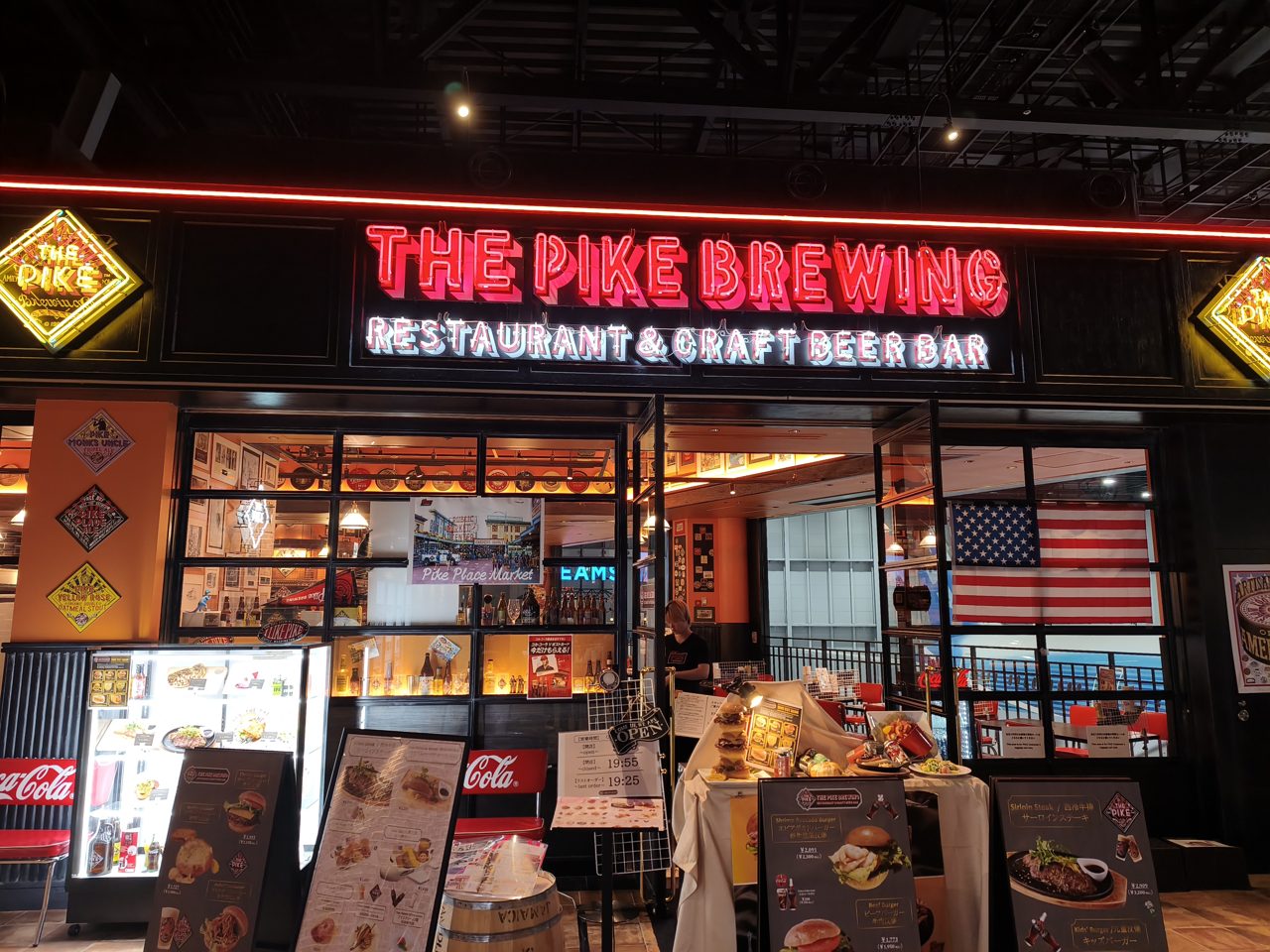 THE PIKE BREWINGのネオンサインが輝く店舗外観