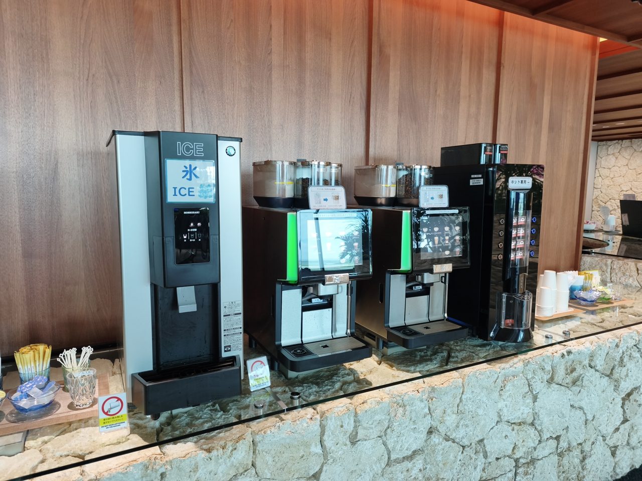 製氷機とコーヒーマシン