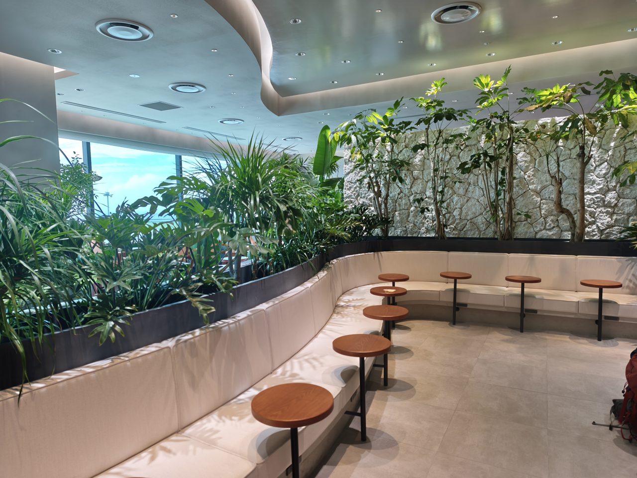植栽に囲まれたベンチソファ席