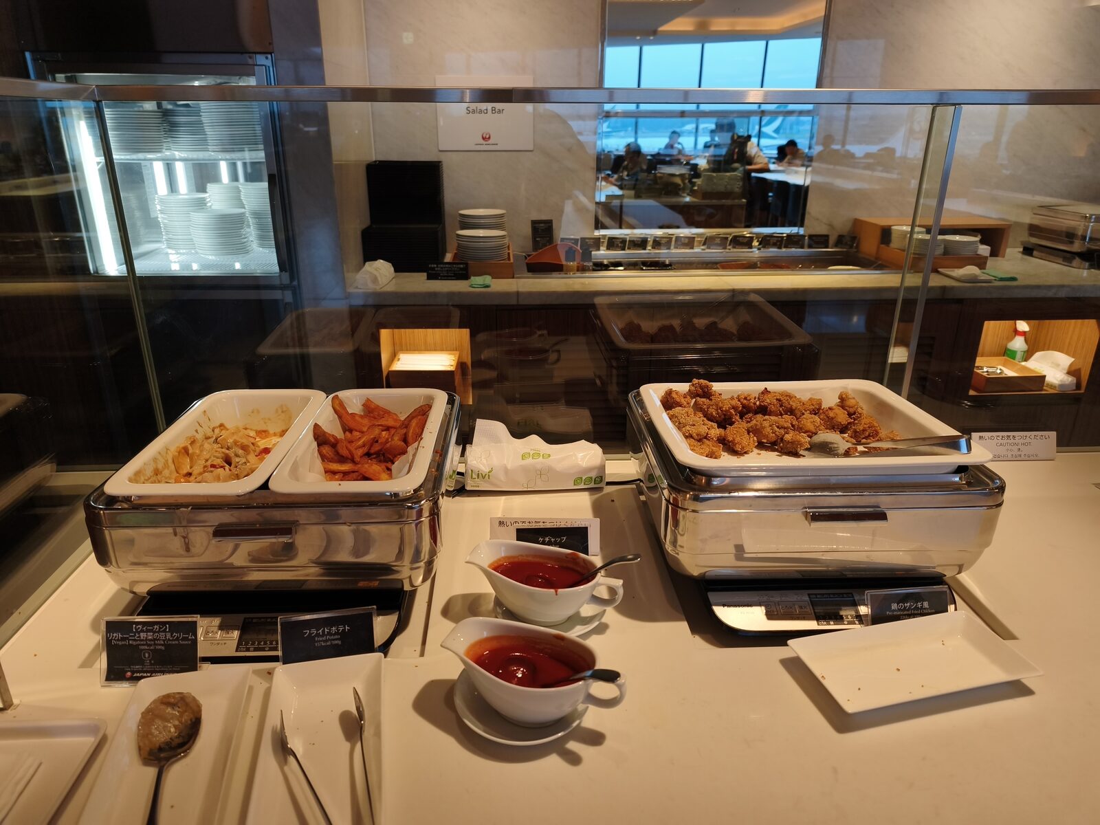 サクララウンジのホットビュッフェ。唐揚げやポテトが並ぶ