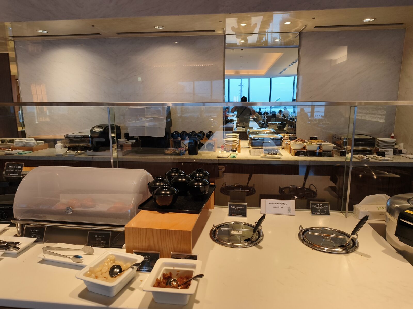 ご飯と味噌汁、パンが用意されたビュッフェカウンター