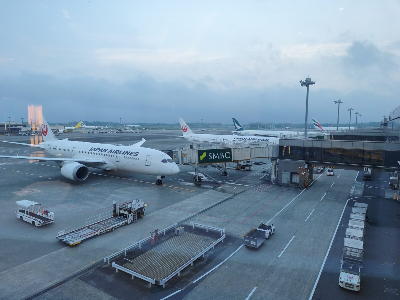 ラウンジの窓から見えるJALのボーイング787と成田空港の駐機場