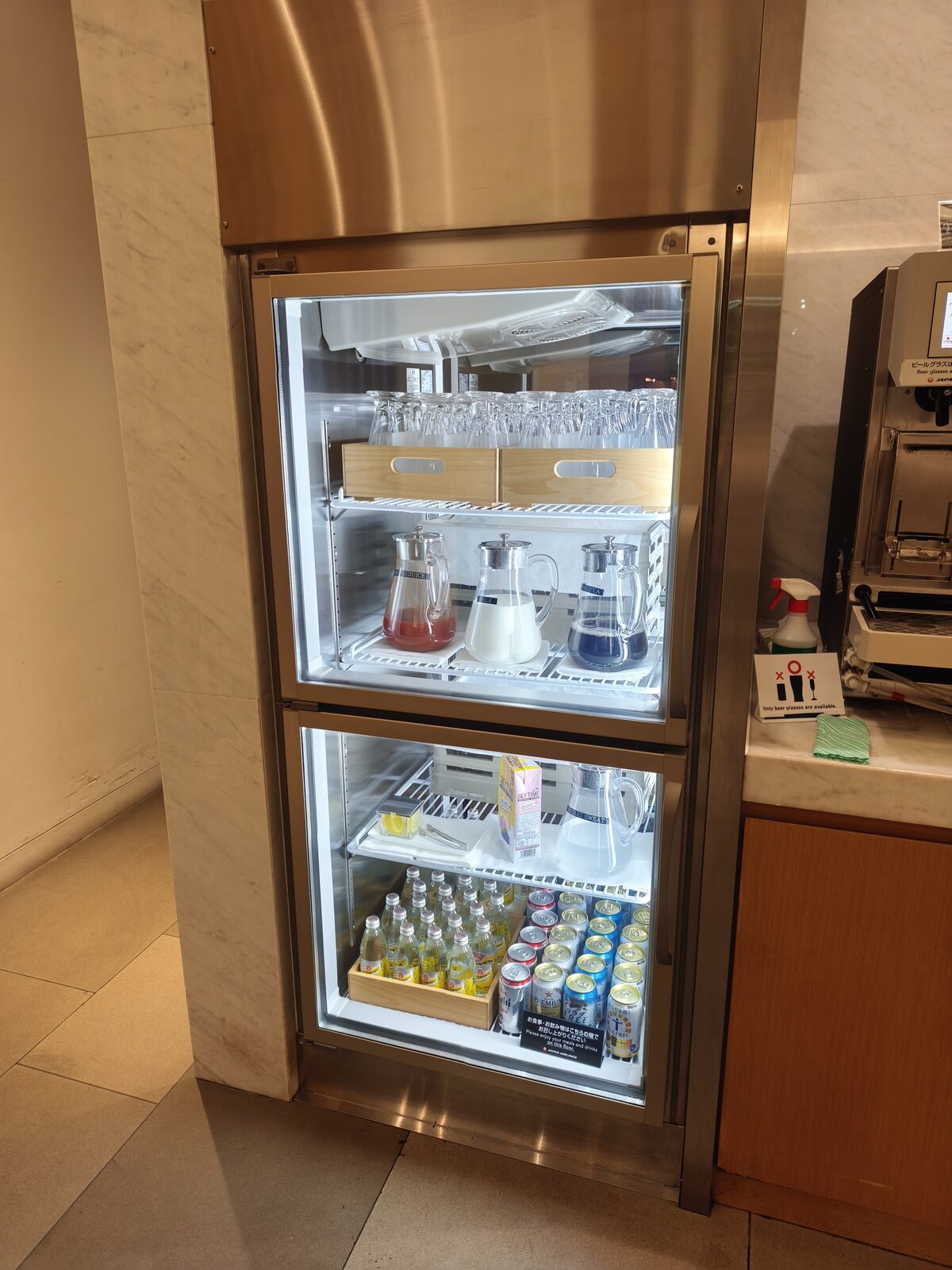 ボトル飲料が並ぶ冷蔵ショーケース