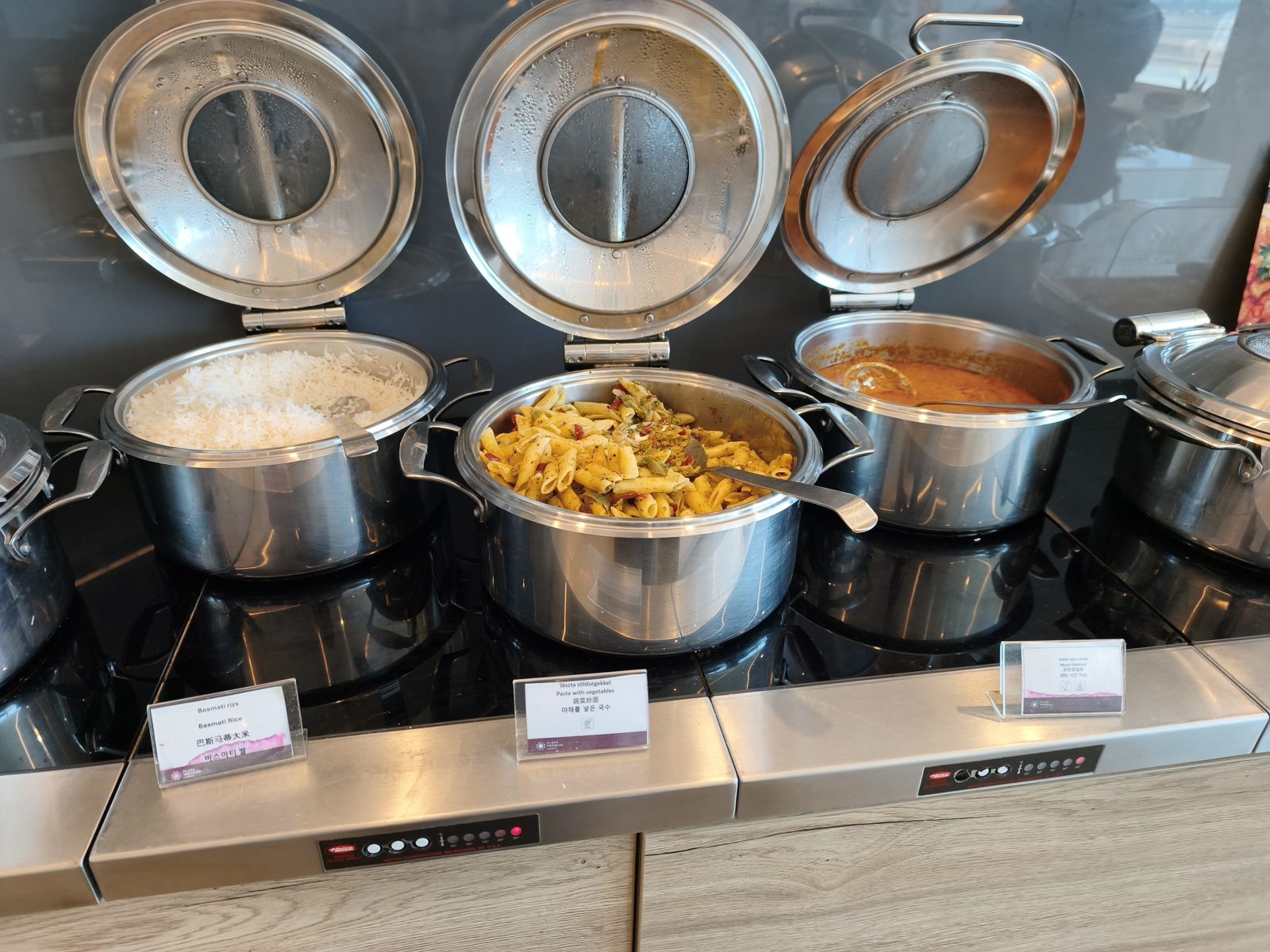 Plaza Premium Lounge（Non-Schengen）のバスマティライス、ペンネ、チキンカレー