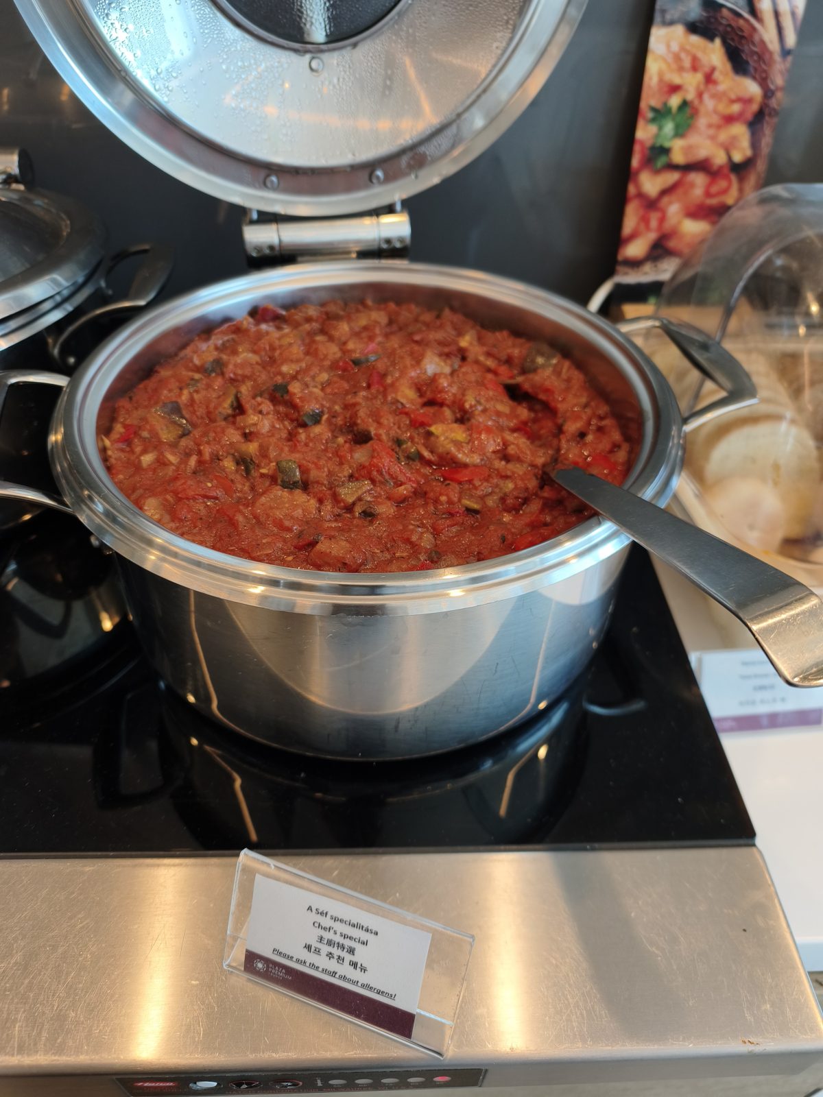 Plaza Premium Lounge（Non-Schengen）のシェフズスペシャルのトマト煮込み