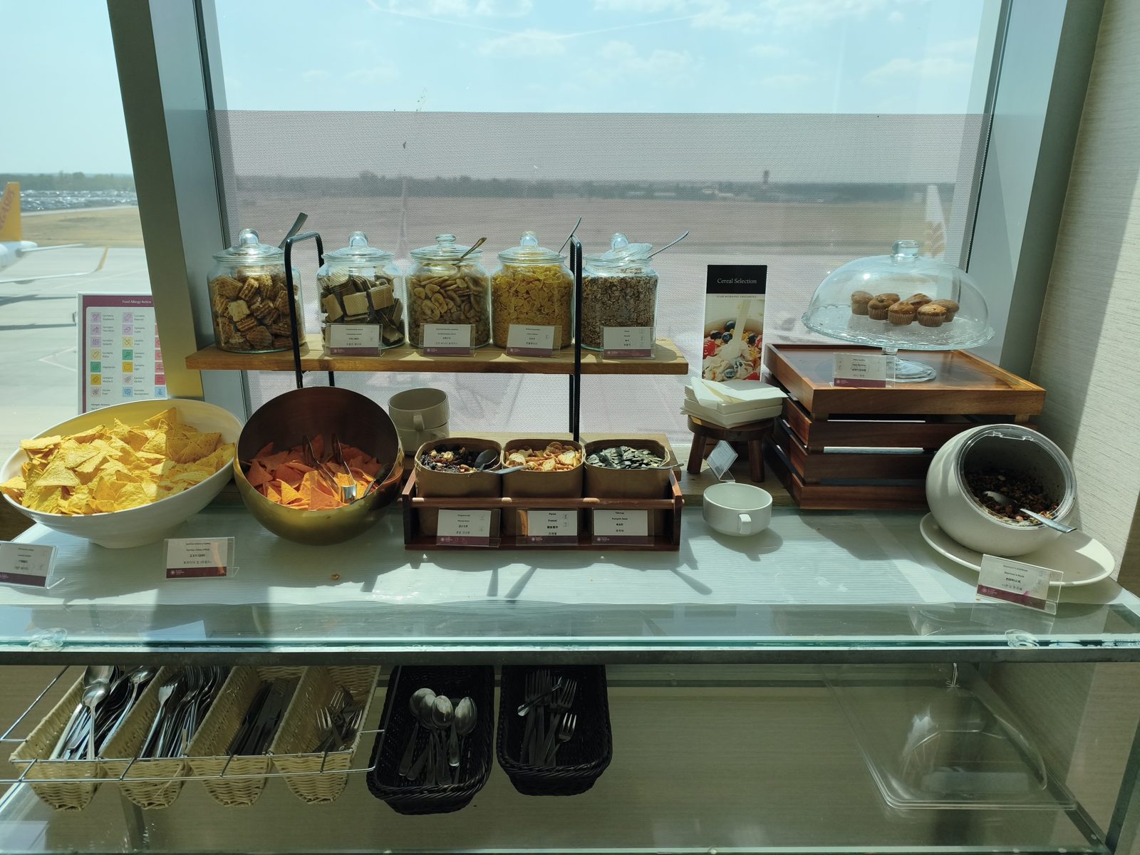 Plaza Premium Lounge（Non-Schengen）の窓際のシリアル・ナッツコーナー