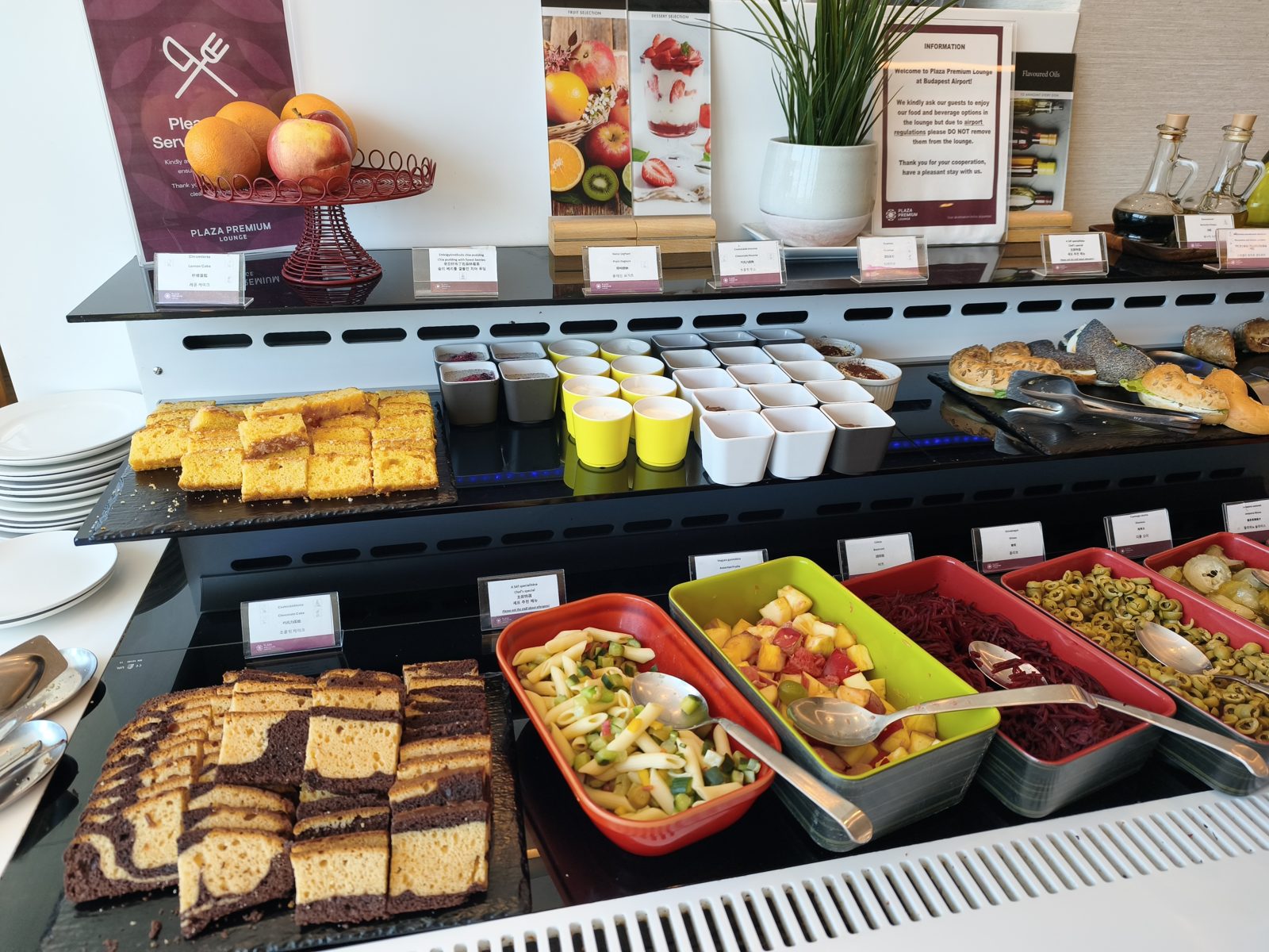 Plaza Premium Lounge（Non-Schengen）の冷菜とスイーツのショーケース