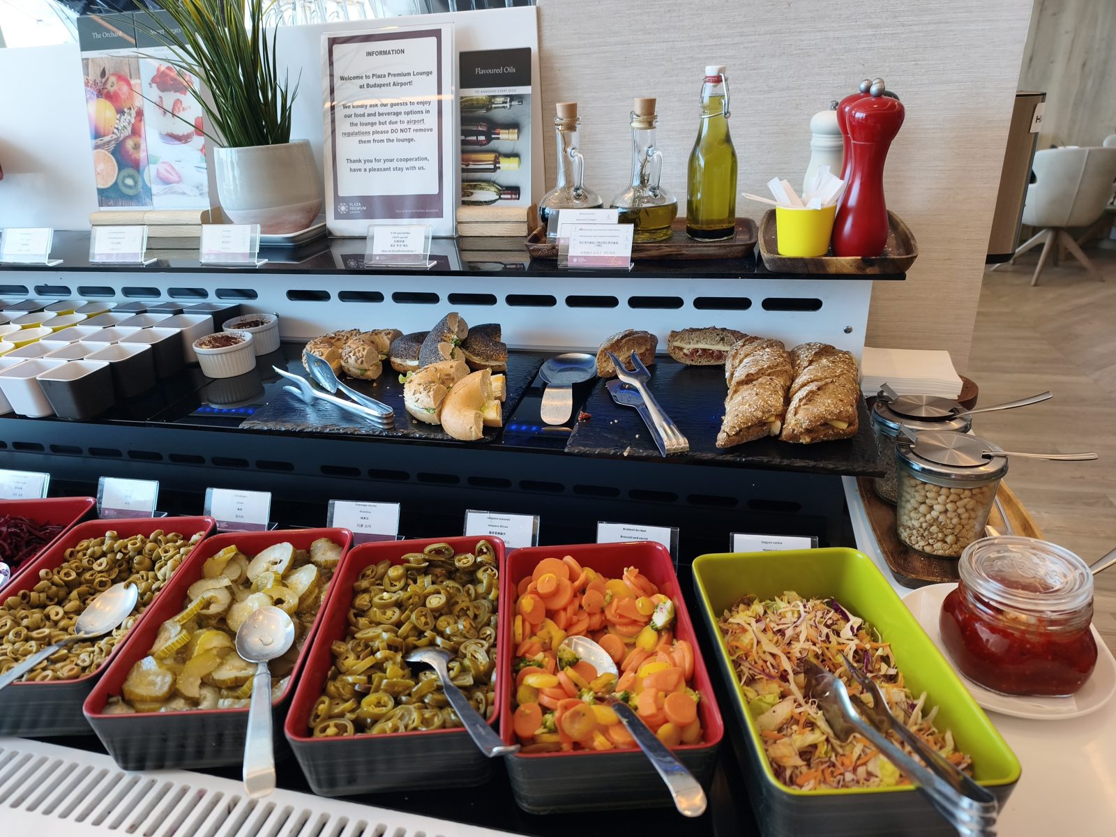Plaza Premium Lounge（Non-Schengen）のピクルスとパンのコーナー