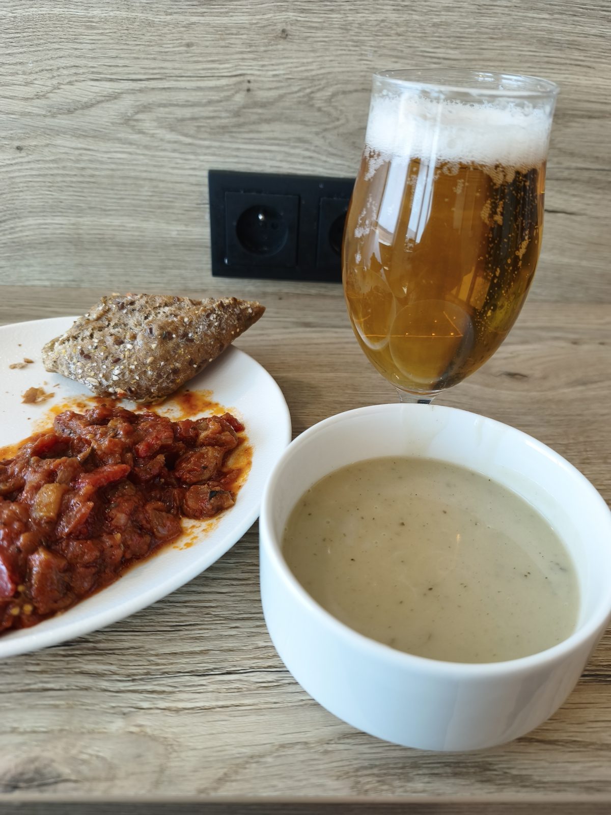 Plaza Premium Lounge（Non-Schengen）で取った煮込み・パン・スープとビール