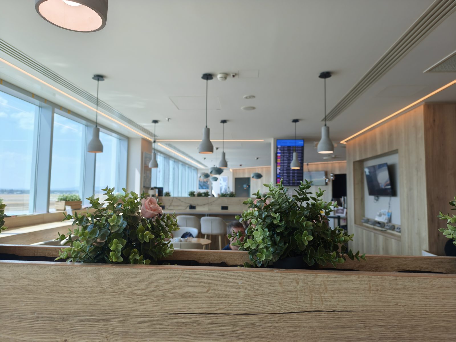 Plaza Premium Lounge（Non-Schengen）の店内とフライト情報モニター
