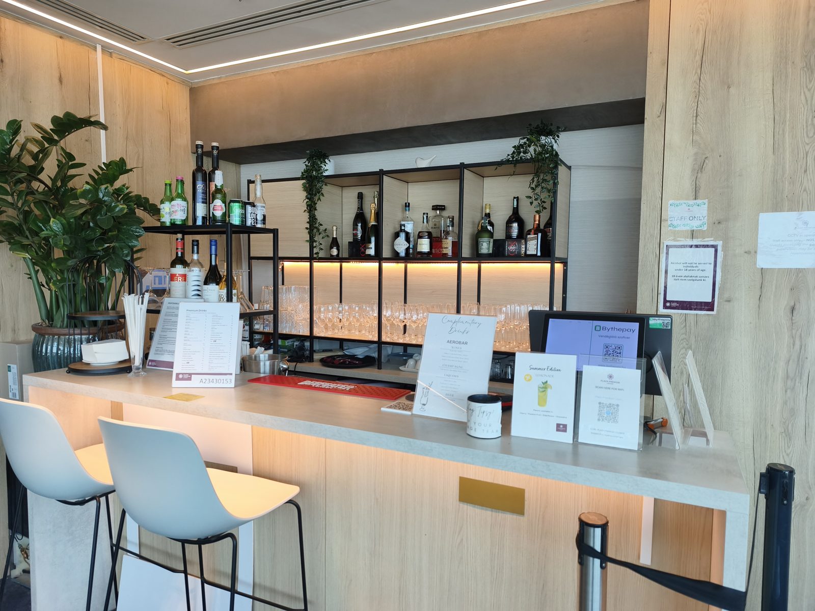 Plaza Premium Lounge（Non-Schengen）のAEROBARのカウンター