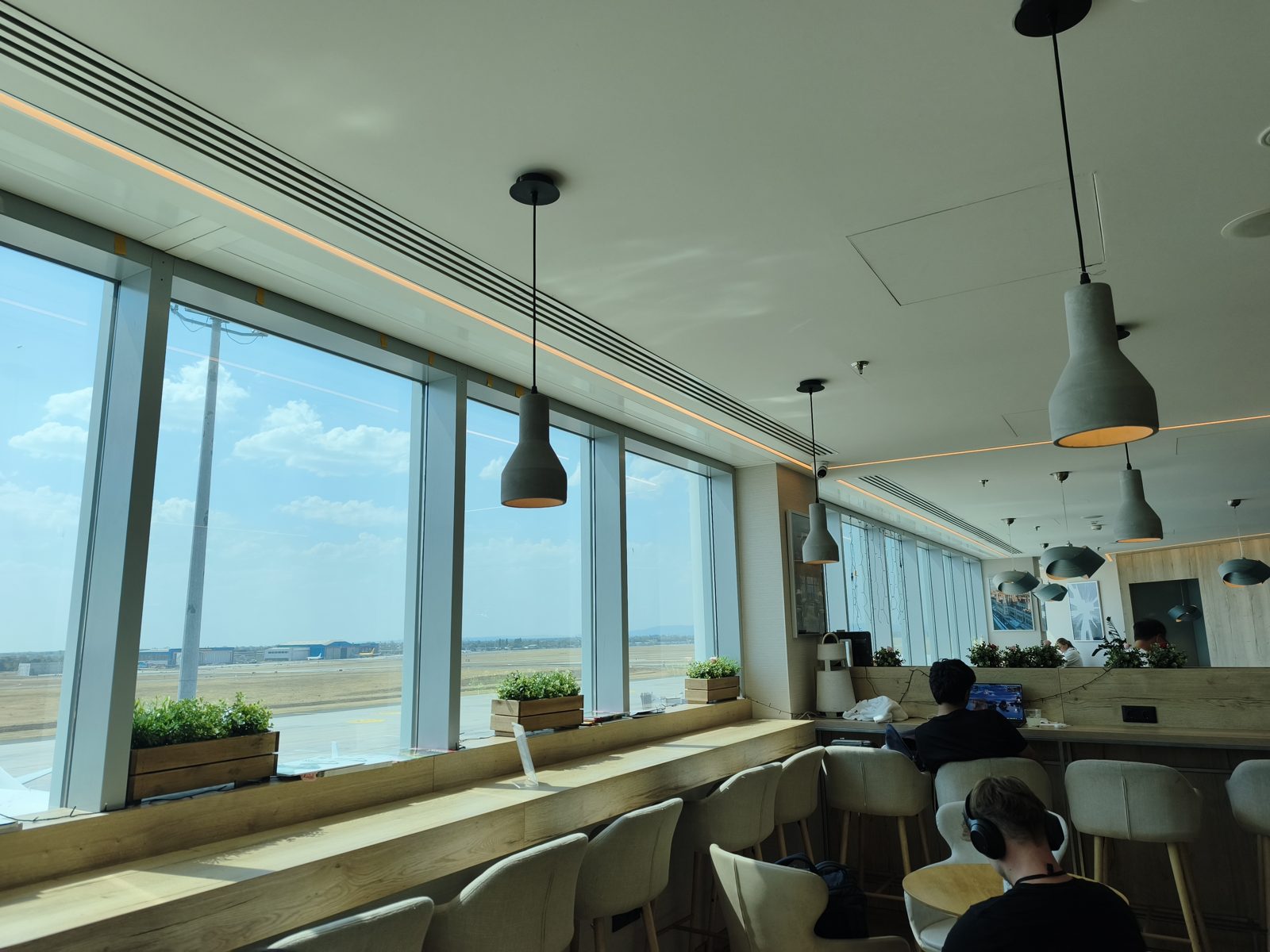 Plaza Premium Lounge（Non-Schengen）の混雑した窓際席