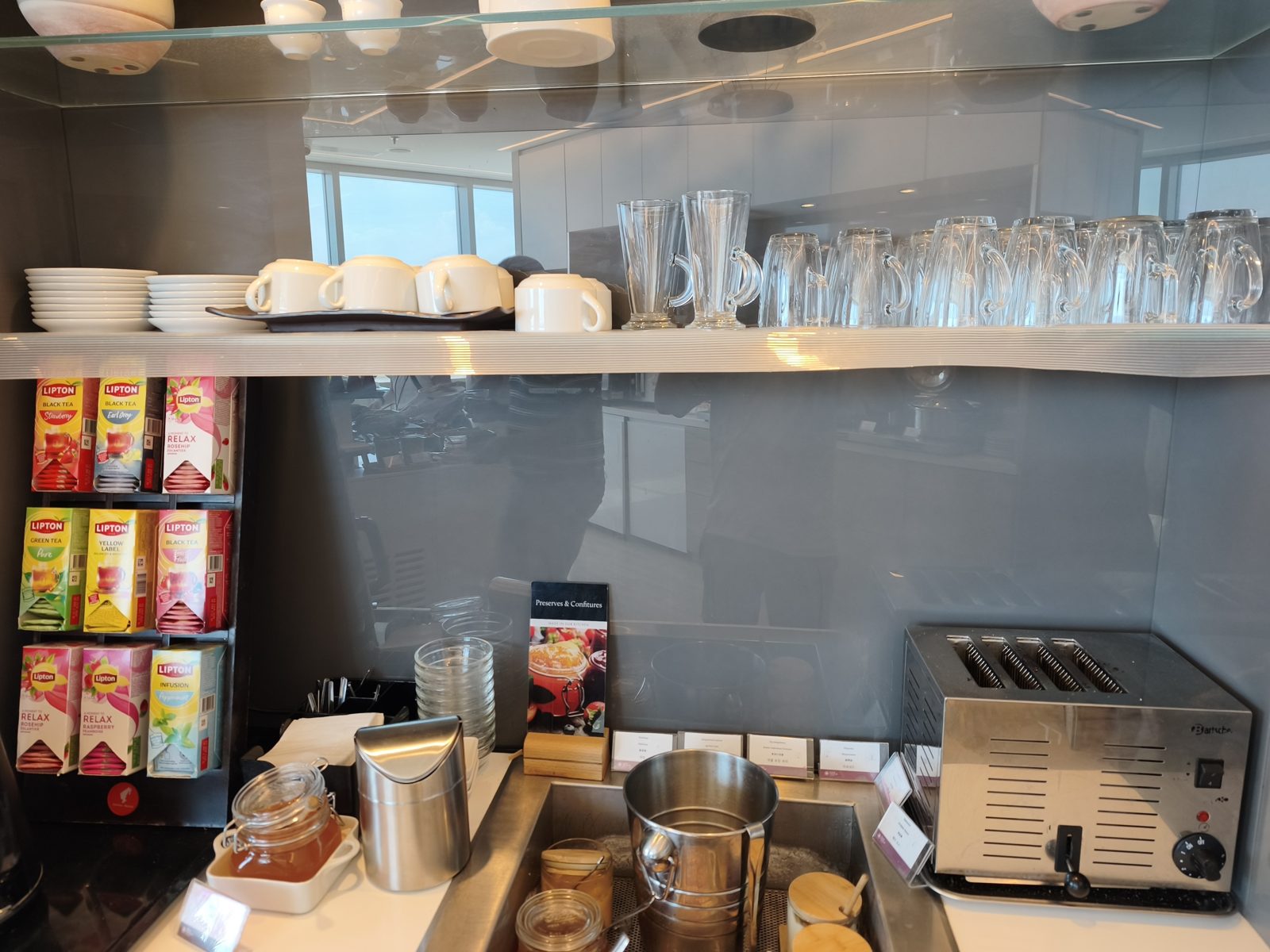 Plaza Premium Lounge（Non-Schengen）の紅茶とトースターのコーナー