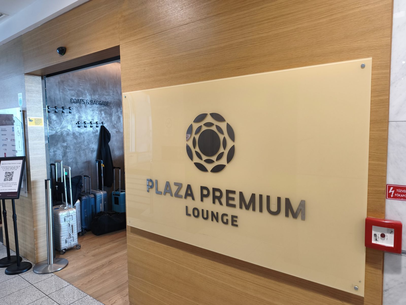 Plaza Premium Lounge（Non-Schengen）の入口サインとコート・荷物置き場