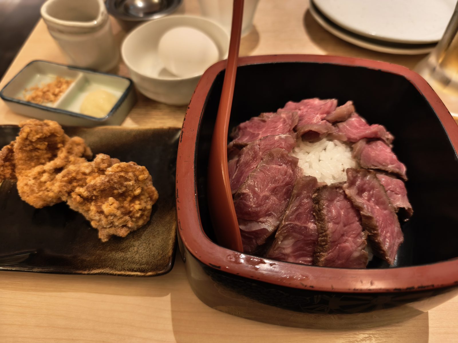 ぼてじゅうセントレア店のガーリックビーフ丼と金賞からあげ「ぼてから」