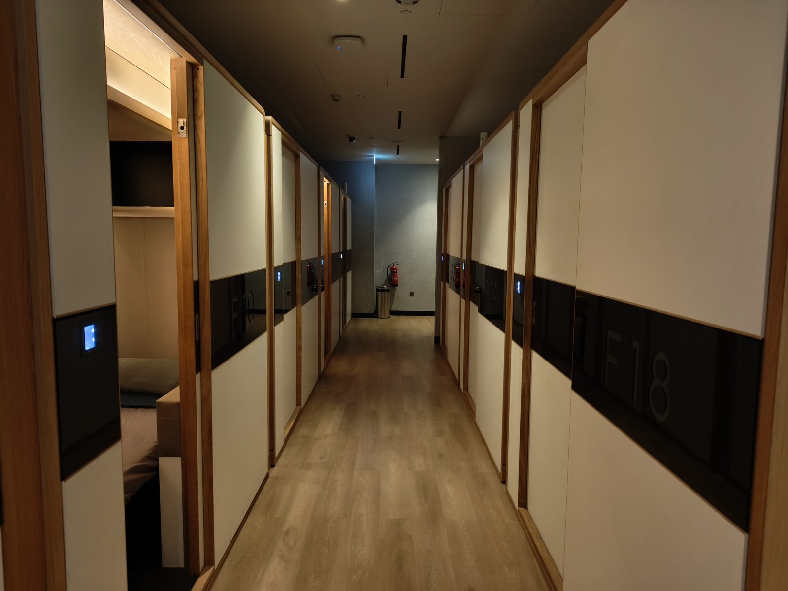 スリープオーバー館内の番号付きの扉が並ぶ通路