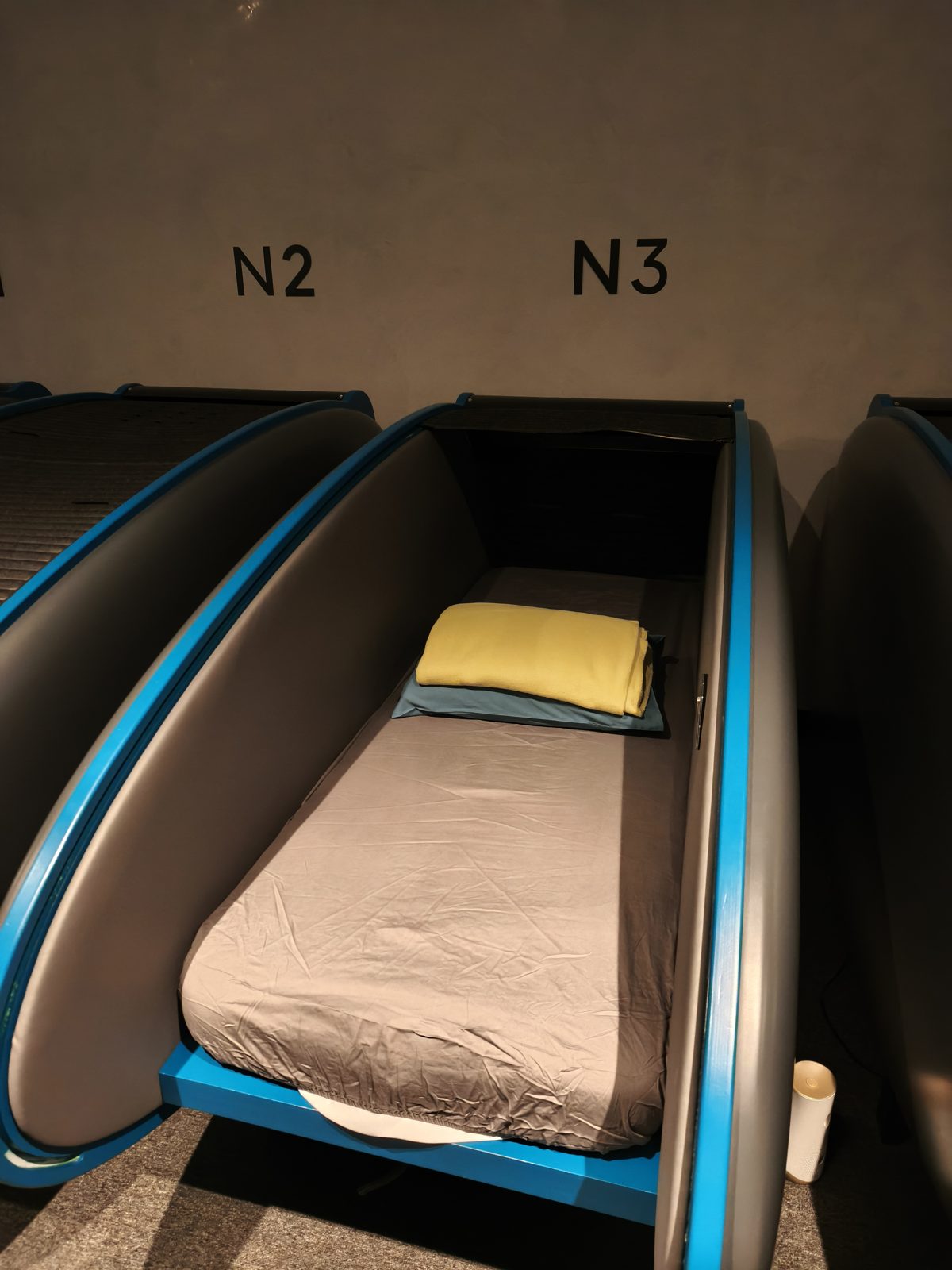 スリープオーバーの仮眠ポッド内部