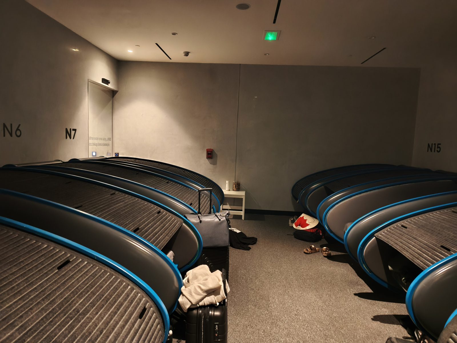 スリープオーバーの仮眠ポッドが並ぶ部屋