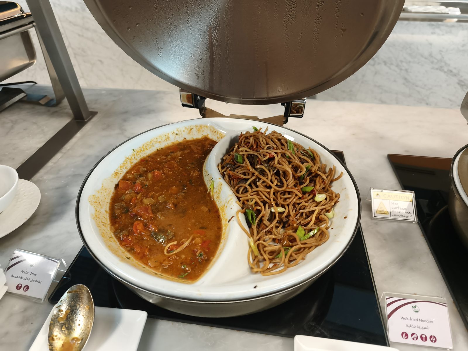 プラチナ・ゴールドラウンジ ノースのアラビックシチューと焼きそばの盛り合わせ