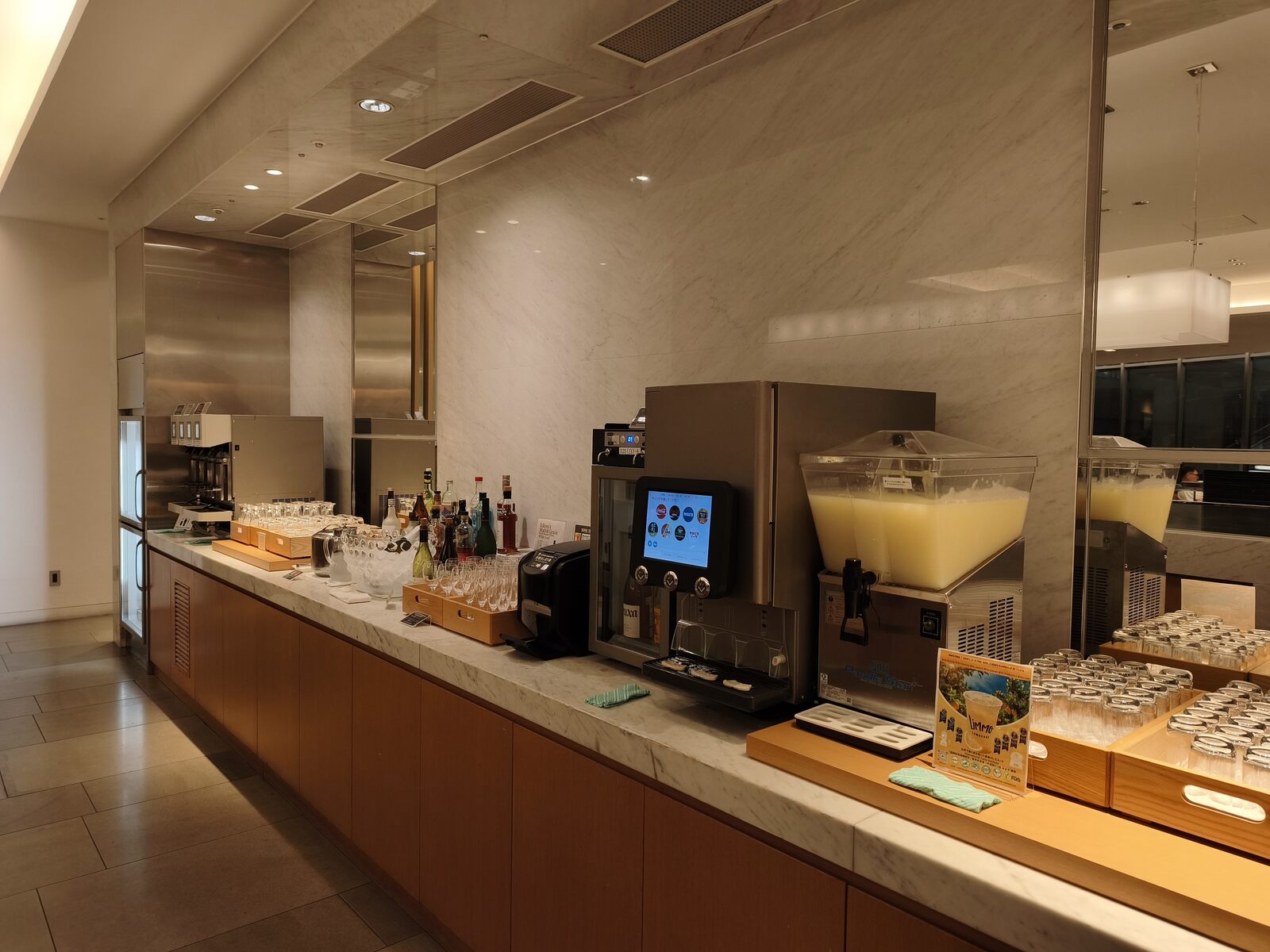 成田サクララウンジのドリンクカウンター。自動ビールサーバーとスムージーマシンが並ぶ