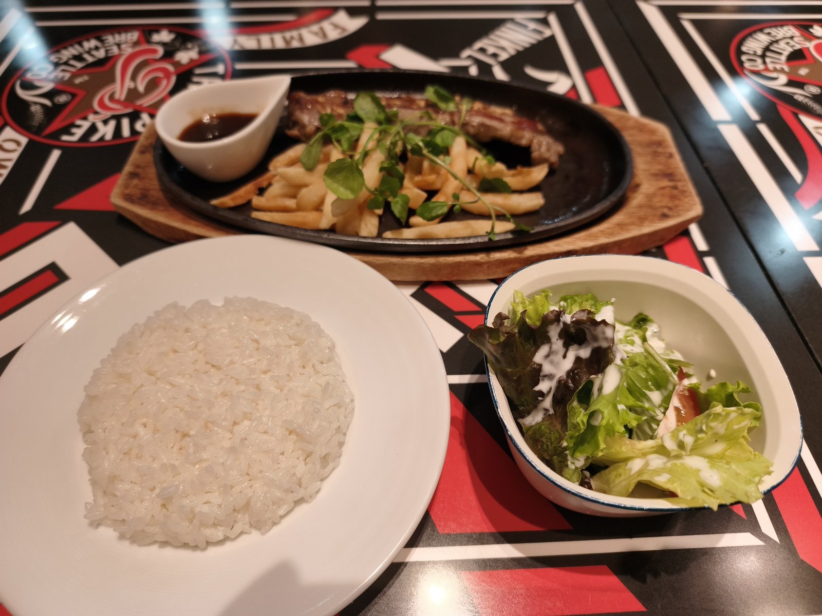 ライスとサラダが付いたサーロインステーキランチ（3,500円）
