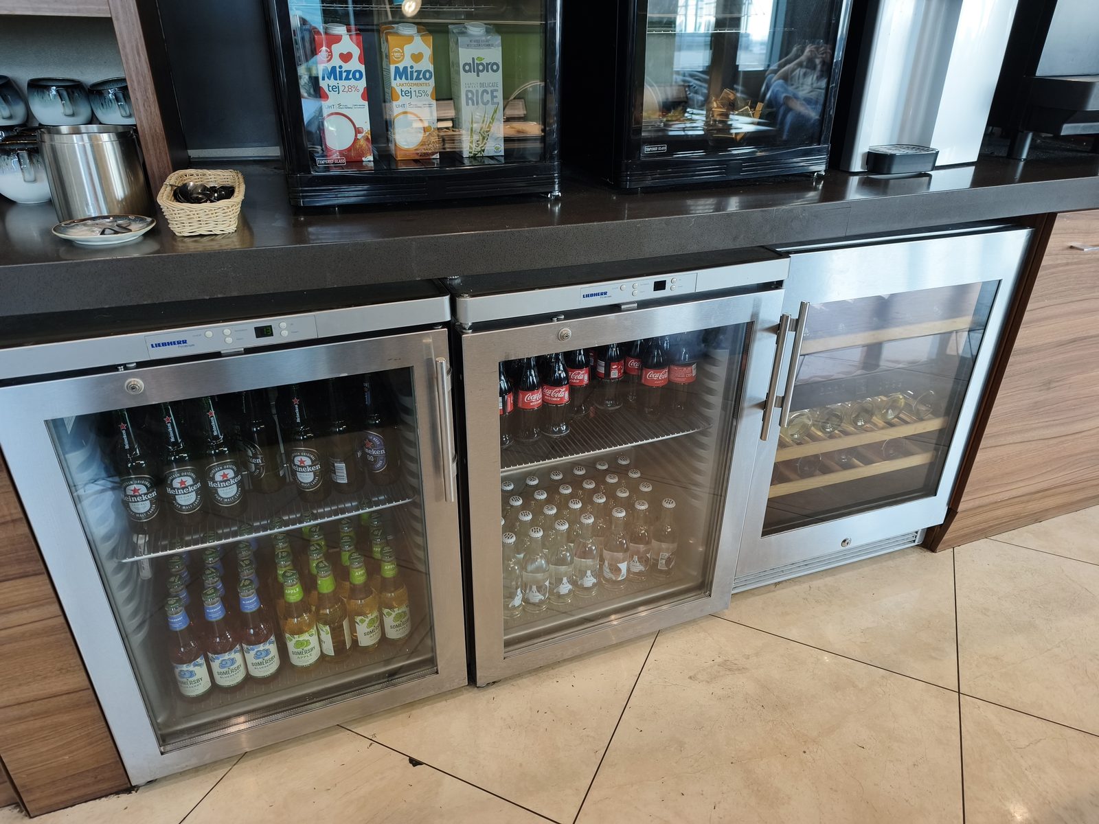 ハイネケンやSomersbyのサイダー、コカコーラ、炭酸水が入った冷蔵ケースとワインセラー