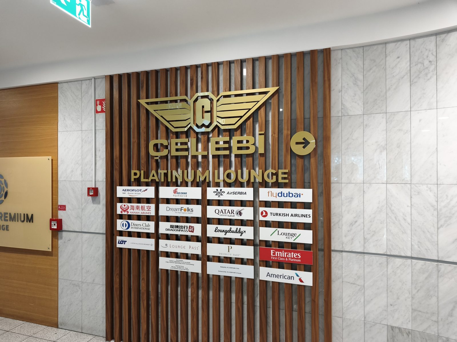 ÇELEBI PLATINUM LOUNGEの入口サインと、プライオリティパスなど利用可能プログラムのロゴ