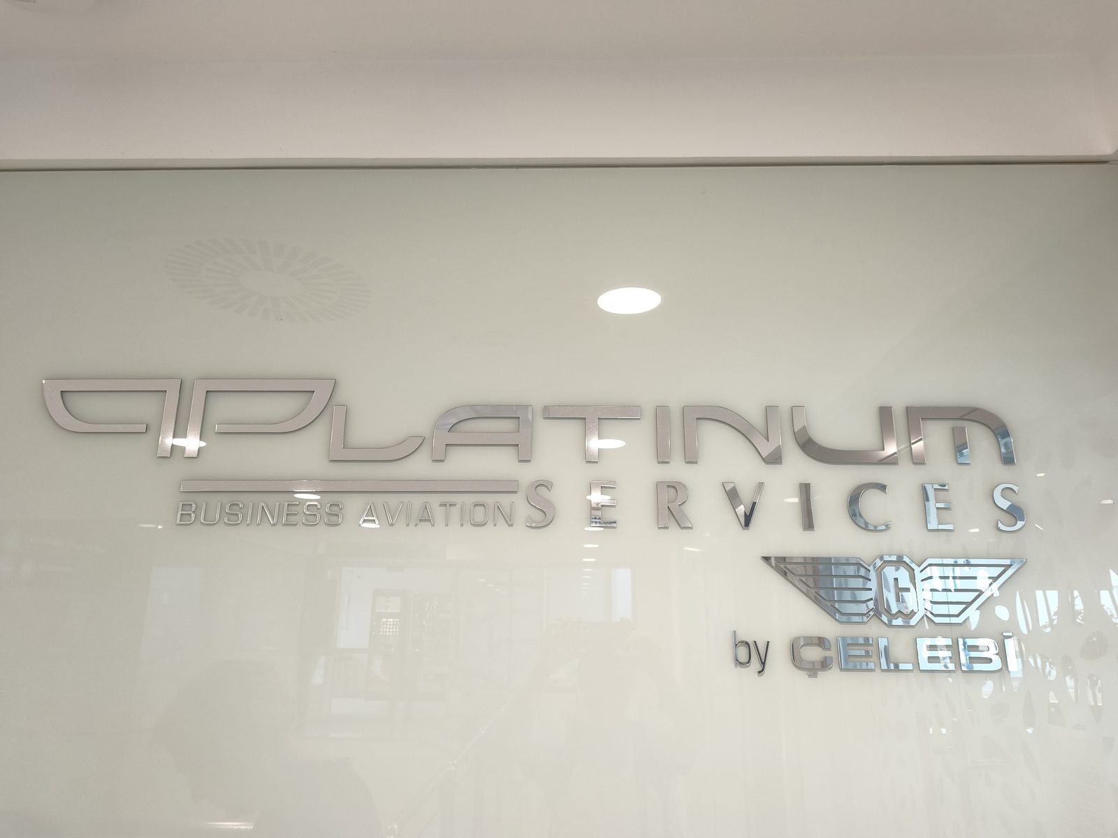 PLATINUM BUSINESS AVIATION SERVICES by ÇELEBIのサイン