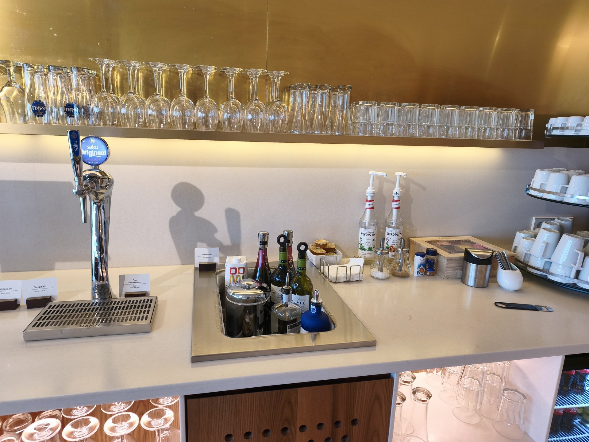 サク・オリジナルの生ビールサーバーとスピリッツが並ぶカウンター