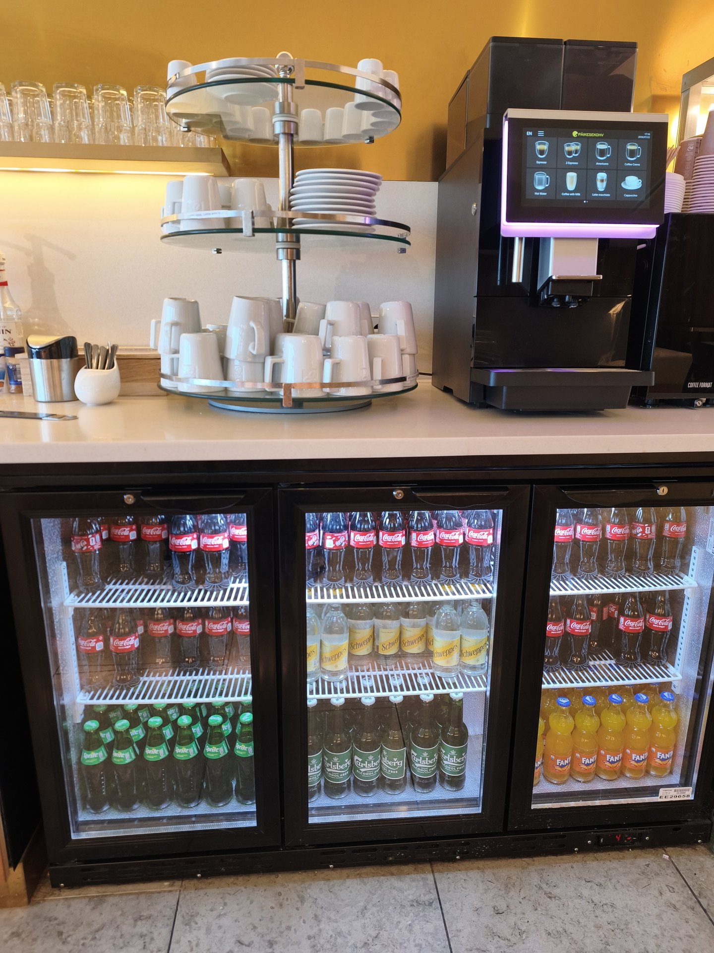 LHVラウンジのコーヒーマシンとソフトドリンクが入った冷蔵庫