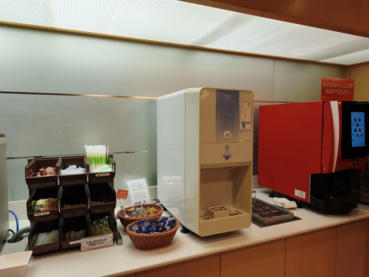 中部国際空港 エアラインラウンジのドリンクコーナーと柿の種